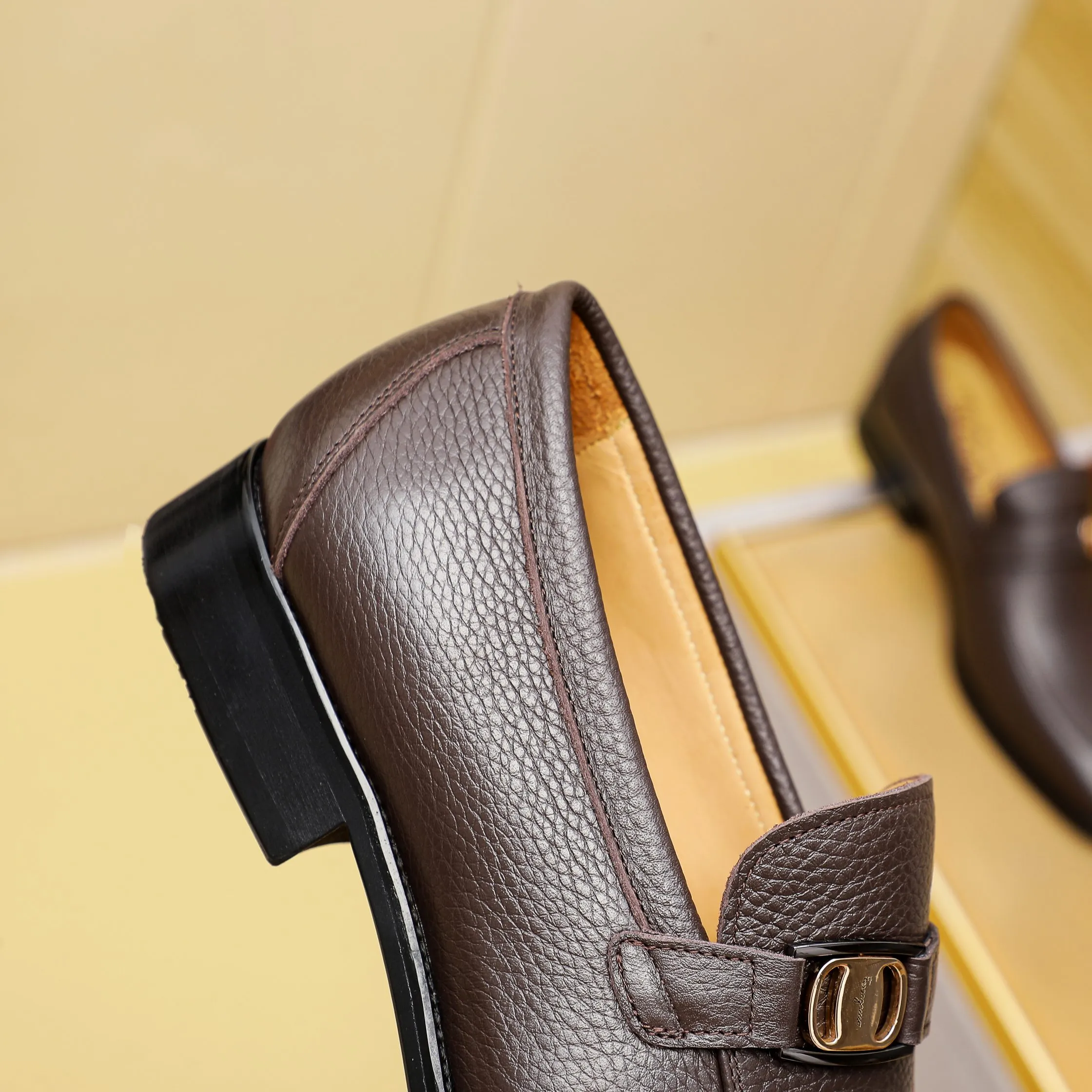 Men's shoes 💰460 🕷🕷🐂【Ferragamo】Ferragamo Popular fashion leather shoes🇨🇳Official website counter 1:1 production, original mold opening💯Good quality can be seen, imported high-end first-layer waxed calfskin, water-dyed🐂leather lining🌿very clear texture, high-quality waterproof, non-slip and wear-resistant outsole🎋high quality and low price, truly handmade🍓2 colors available! Code number 38-44……(45.46.Customized)